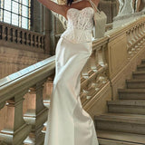 Lang, tætsiddende vintage blondekjole, stropløs og med ben.