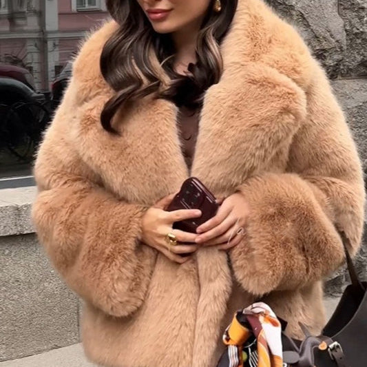 Ensfarvet kort pelsfrakke