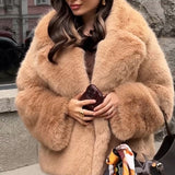 Ensfarvet kort pelsfrakke