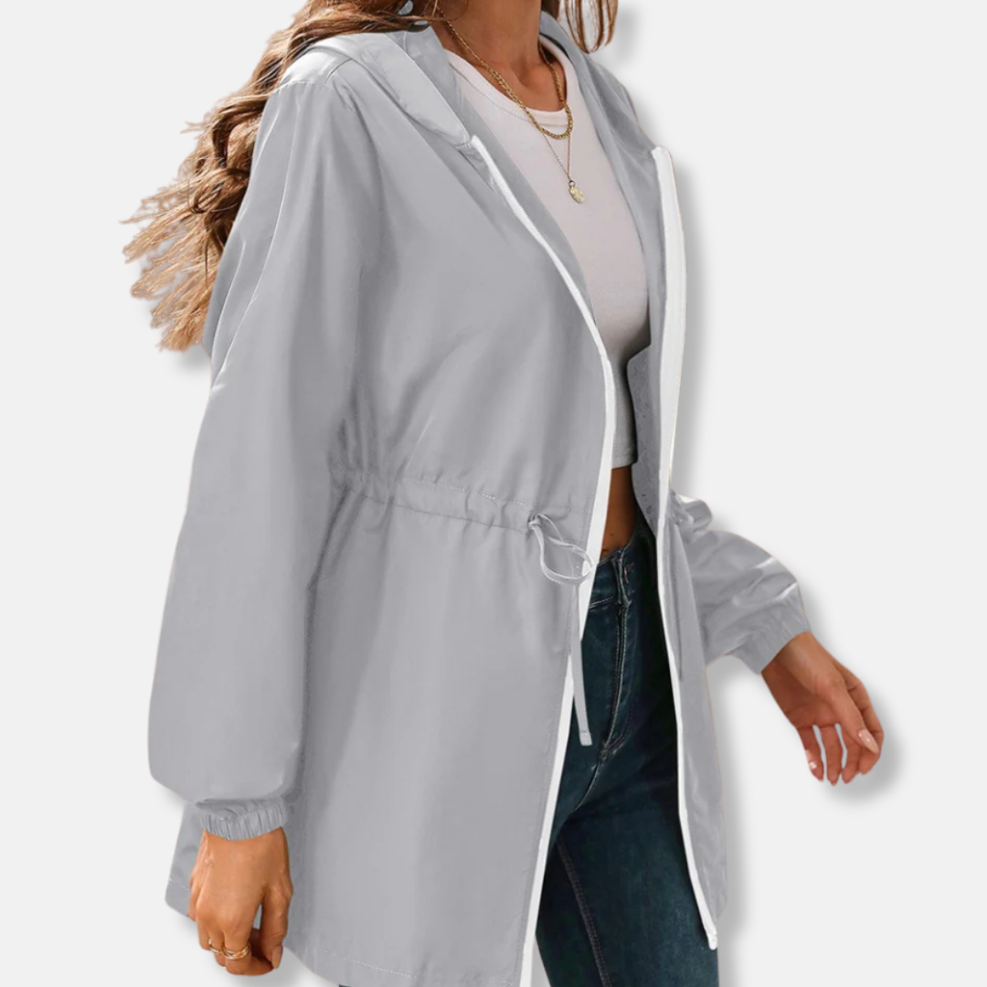 Dameregnfrakke – Afslappet pasform – Justerbar talje – Hætte – Længde til midt på hoften