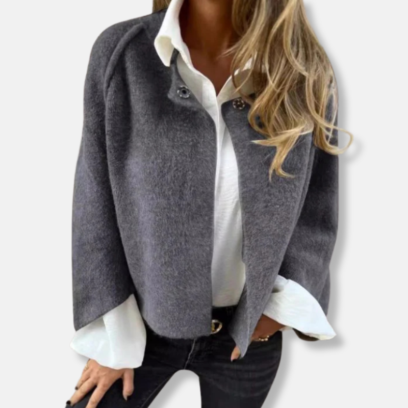 Damekort frakke - Blød strik - Løs pasform - Kraveløs - Lange ærmer