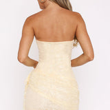 Mini bodycon-kjole i blonde med hjerteformet udskæring i rhinsten