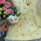 Løstsiddende bluse med en blomstret strikket pulloverhalsudskæring