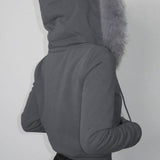 hættejakke med pelskant og lynlås i taljen