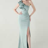 Asymmetrisk satin aftenkjole med flæser og blomster, pyntet med den ene skulder, med flæser og blomster.