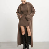 Todelt sæt: strikket tankkjole og tætsiddende lang cardigan