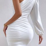 Kort, asymmetrisk, rynket kjole med bare skuldre i mælkesilke