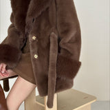 Mellemlang frakke i imiteret ruskind med hakkrave og bindebælte