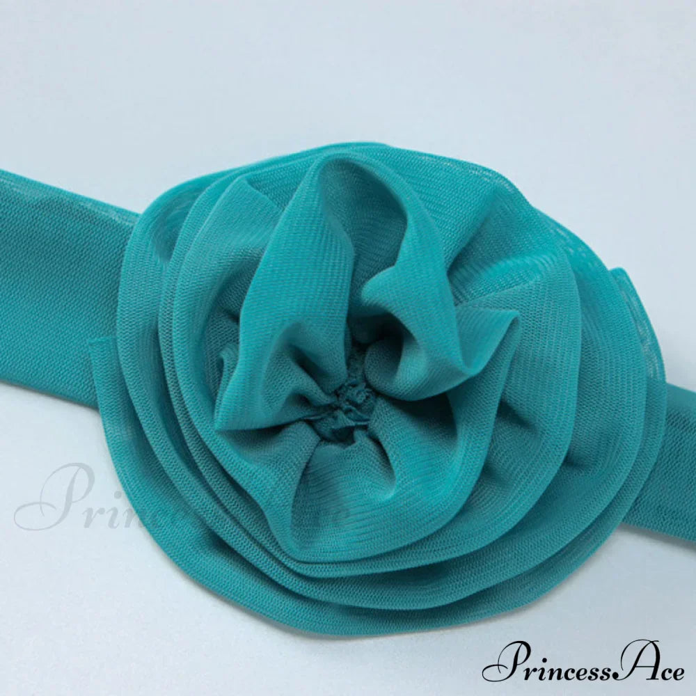 Klassisk stropløs, tætsiddende midikjole, prydet med en 3D-blomsterchoker - Sort