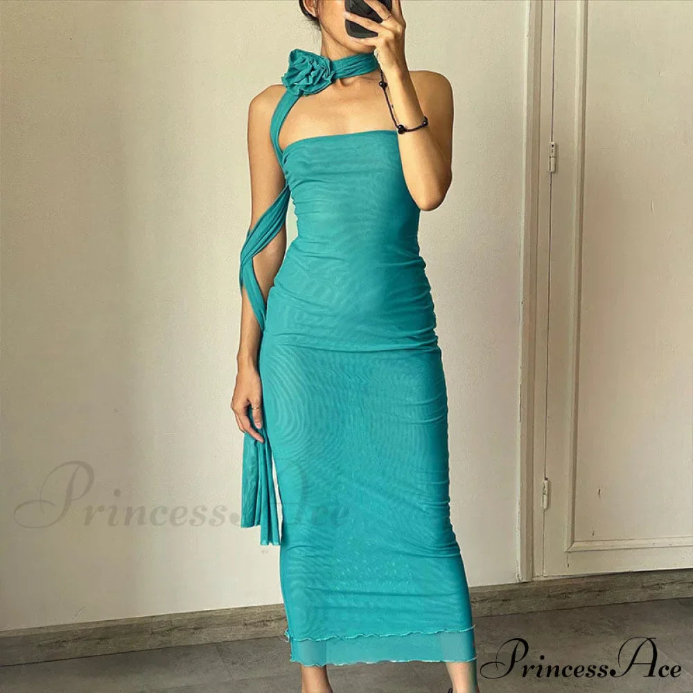 Klassisk stropløs, tætsiddende midikjole, prydet med en 3D-blomsterchoker - Sort