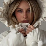 Kort quiltet frakke med hætte og 3D-blomsterflæser