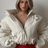 Kort quiltet frakke med hætte og 3D-blomsterflæser