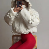 Kort quiltet frakke med hætte og 3D-blomsterflæser