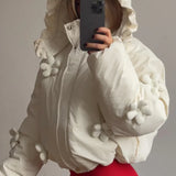 Kort quiltet frakke med hætte og 3D-blomsterflæser