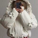 Kort quiltet frakke med hætte og 3D-blomsterflæser