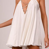 Sexet aftenkjole med kædedetalje og dybt åben ryg