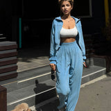 Todelt sæt med lange ærmer, en atletisk fløjlskrave og lynlåslukning.