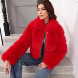 Elegant kort frakke i klassisk kunstpels