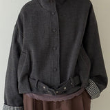 Uldfrakke med opretstående krave og ternede paneler, korte manchetter