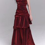 Bordeauxrød asymmetrisk aftenkjole med flæser og tanktop