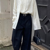 Løstsiddende bluse med polkaprikker og bånd, ideel til hverdagsbrug.