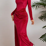 Elegant aftenkjole i rynket fløjl med lange ærmer og tætsiddende slids i taljen