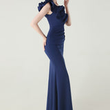 Asymmetrisk satin aftenkjole med flæser og blomster, pyntet med den ene skulder, med flæser og blomster.