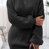 Løstsiddende minikjole med lange ærmer og bådhals i ribstrik