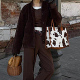 Jakke med opretstående krave og enkeltradede knapper