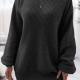 Løstsiddende minikjole med lange ærmer og bådhals i ribstrik