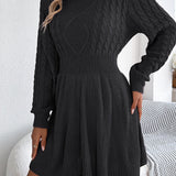 Kraftig strik minikjole med rund hals og snoet talje