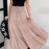 Lang, højtaljet A-formet nederdel med kontrasterende snøre, boheme-chic stil