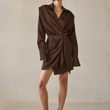 Ensfarvet minikjole med lange ærmer og tætsiddende talje