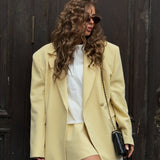 Todelt sæt: løstsiddende blazer og højtaljet nederdel