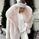 Frakke med pufkrave i imiteret rævepels