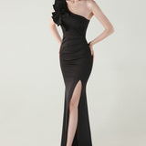 Asymmetrisk satin aftenkjole med flæser og blomster, pyntet med den ene skulder, med flæser og blomster.