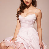 Mini aftenkjole med pufærmer og spaghettistropper