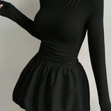 Elegant, figursyet, elastisk minikjole med lange ærmer og flæser