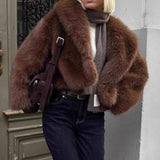 Retro-stil, ensfarvet, varm plysfrakke med hakkrave