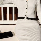 Elegant todelt sæt: lang striktrøje med flæser