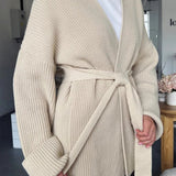 Komfortabel og afslappet strikvest med bundet talje.