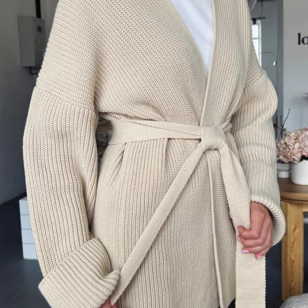 Komfortabel og afslappet strikvest med bundet talje.