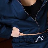 Mininederdel med streetwear-jakke