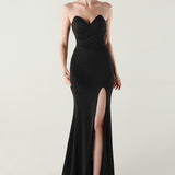 Stropløs plisseret aftenkjole med hjerteformet halsudskæring