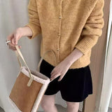 Løs og blød cardigan i ensfarvet strik