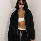 Mininederdel med streetwear-jakke