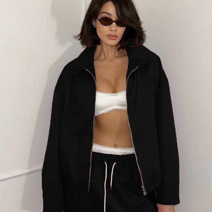 Mininederdel med streetwear-jakke