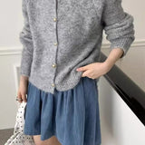 Løs og blød cardigan i ensfarvet strik