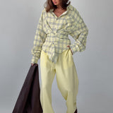 Langærmet, farveblok-ternet bluse med bælte