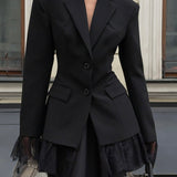 Blød blazer med lange ærmer og en tætsiddende talje, udsmykket med sorte blondepaneler